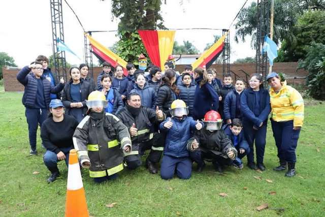 Qué gran celebración!  Los bomberos voluntarios de Virasoro están siendo reconocidos por su invaluable labor